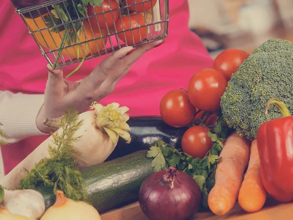 Winkelen backet met dieet groenten — Stockfoto