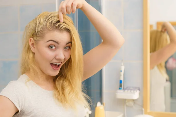 Feminino tendo problema com o cabelo loiro — Fotografia de Stock