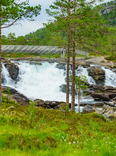 Híd és vízesés, Gaularfjellet Norvégia — Stock Fotó