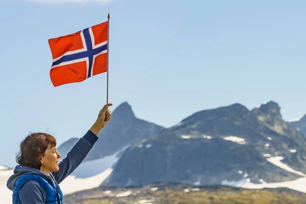 Τουρίστρια με νορβηγική σημαία στα βουνά — Φωτογραφία Αρχείου