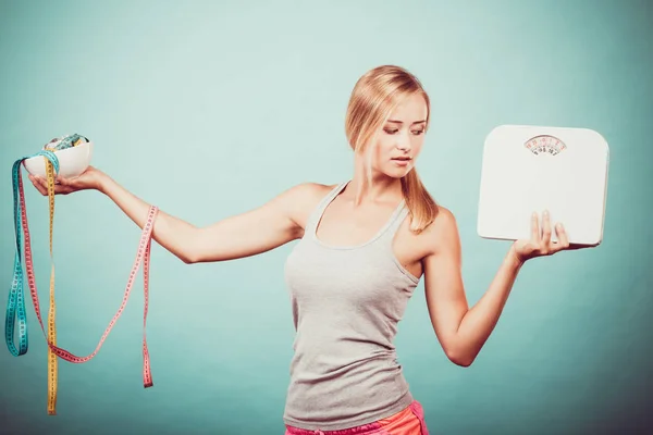 Ragazza con bilance che misura nastri. Perdita di peso . — Foto Stock