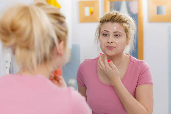 Mujer joven teniendo máscara de gel en la cara — Foto de Stock