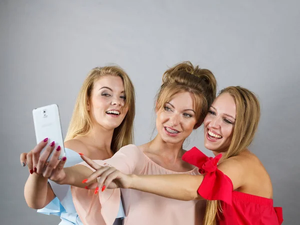 ファッショナブルな女性の selfie を取る — ストック写真
