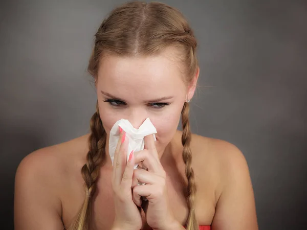 組織にくしゃみインフルエンザ病気の女性 — ストック写真