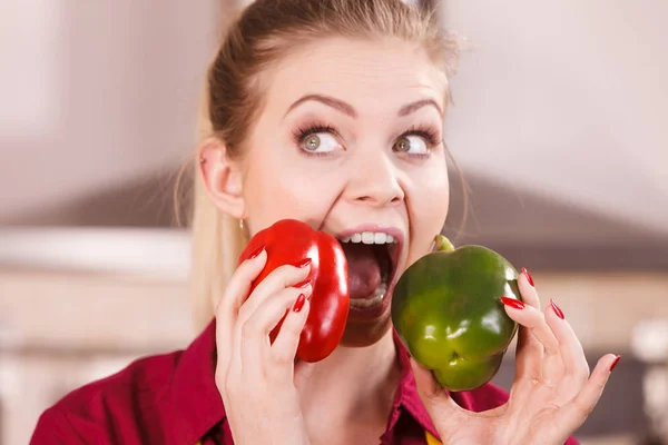 Mujer divertida tomando mordida de pimiento — Foto de Stock