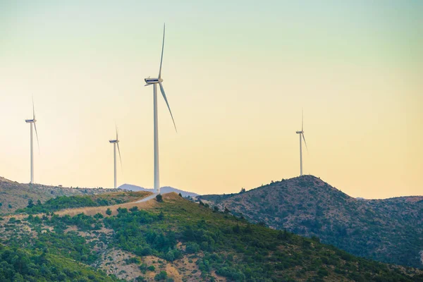 Moulins à vent sur les collines grecques — Photo