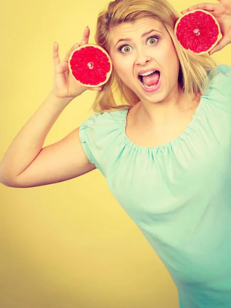 Счастливая улыбающаяся женщина с красным грейпфрутом — стоковое фото