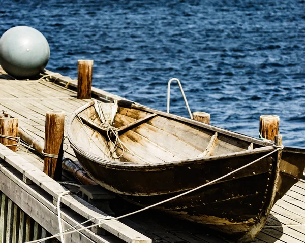 Vieux bateau sur la jetée, fjord norway — Photo