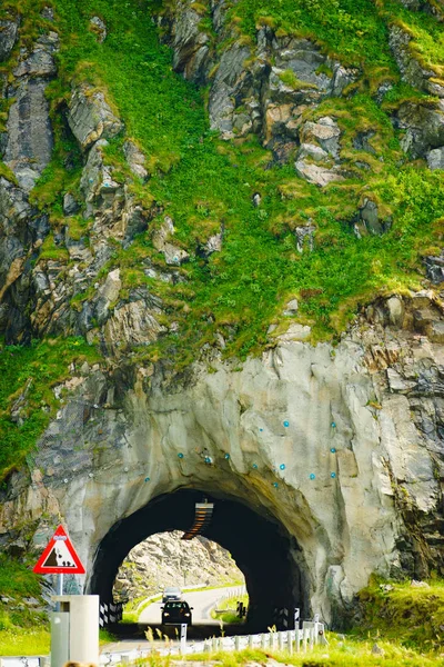 Droga ze starym tunelem w górach Norwegii — Zdjęcie stockowe
