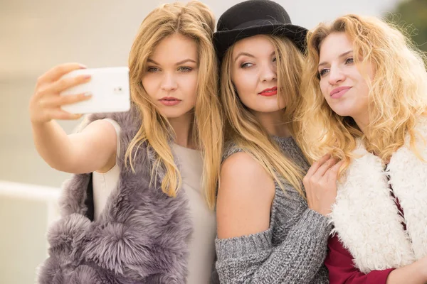 Tři ženy, které se selfie venkovní — Stock fotografie
