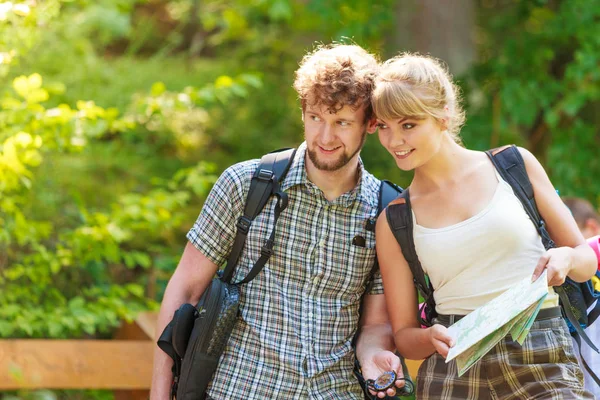 Hiking backpacking couple reading map on trip. — Stock Photo, Image