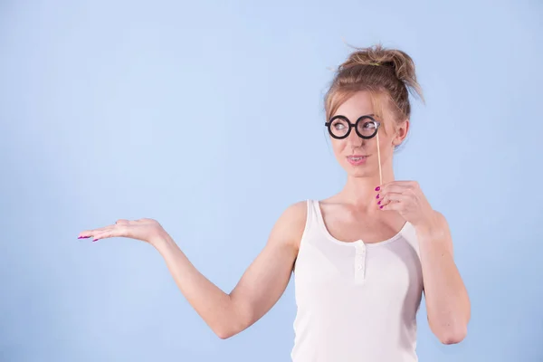 Елегантна жінка вдає, що носить окуляри — стокове фото
