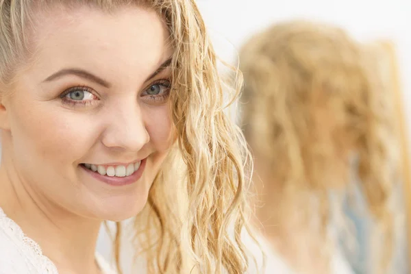 Femme aux cheveux blonds mouillés — Photo