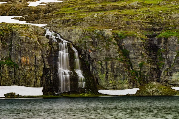 山湖瀑布弗洛特瓦内特挪威 — 图库照片
