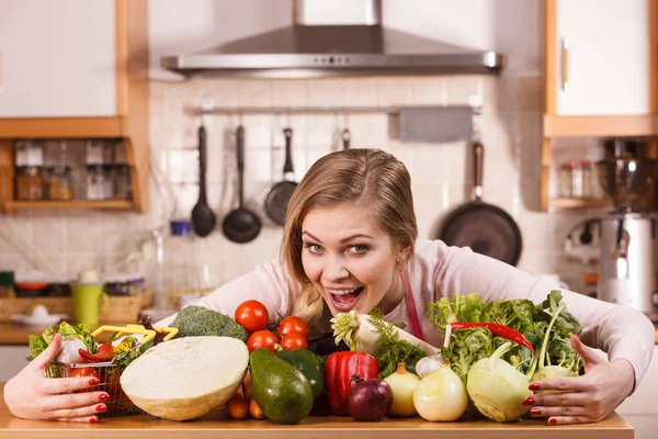Frau hat Gemüse auf dem Tisch — Stockfoto