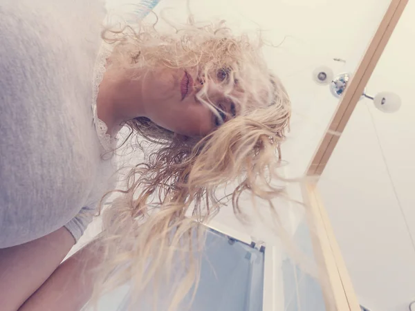 Žena s blond vlasy mokré — Stock fotografie