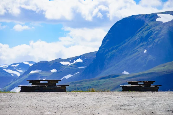 Acampamento com mesa de piquenique em montanhas norwegian — Fotografia de Stock