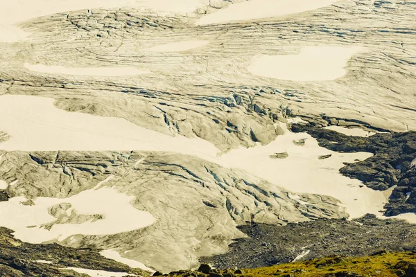 Berg med isglaciär. Road Sognefjellet, Norge — Stockfoto