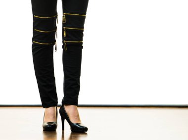 Yüksek topuklu siyah kot