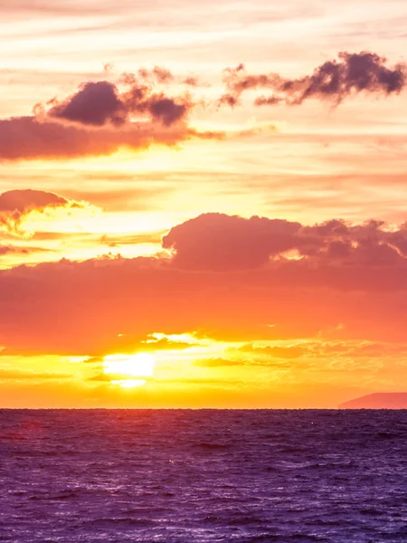 Nascer do sol ou pôr do sol sobre a superfície do mar — Fotografia de Stock