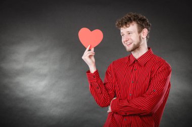 Neşeli adam holding kalp.