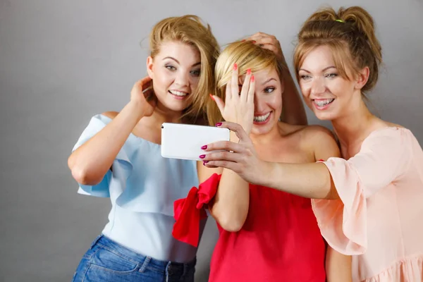 ファッショナブルな女性の selfie を取る — ストック写真