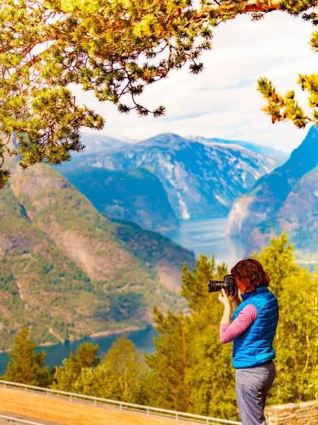 Turista en la naturaleza tomar fotos de viaje, Noruega — Foto de Stock