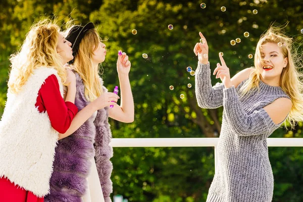 Vrouwen blazen zeepbellen, plezier maken — Stockfoto