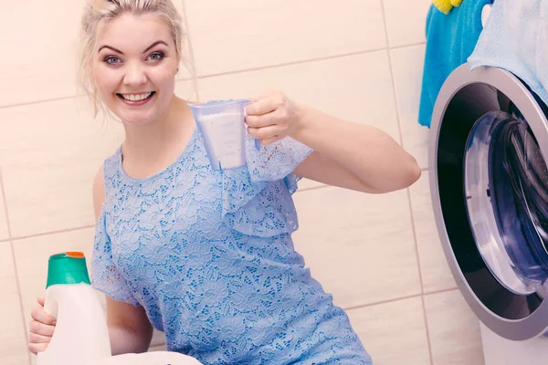 Çamaşır yapan kız en iyi deterjanı seç. — Stok fotoğraf