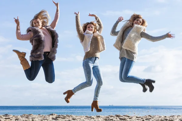 Tres mujeres saltando —  Fotos de Stock