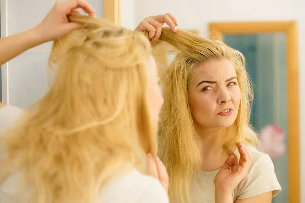 Feminino tendo problema com o cabelo loiro — Fotografia de Stock