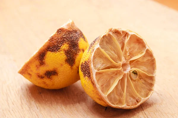 Closeup oude rotten citroen — Stockfoto