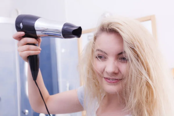 Mulher secando o cabelo no banheiro — Fotografia de Stock