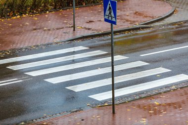 Zebra geçişi ile boş yol