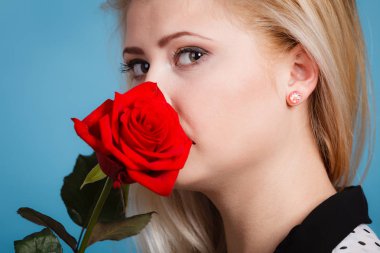 Kırmızı gül çiçek tutan güzel kadın.