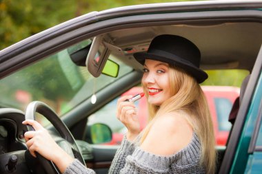 Genç kadın ruj arabada uygulama