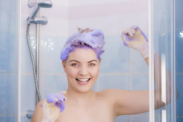 Kvinna applicera tonern schampo på hennes hår — Stockfoto