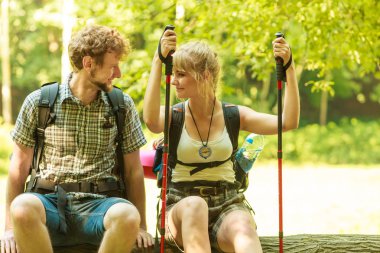 Orman iz üzerinde dinlenme çift backpackers hiking