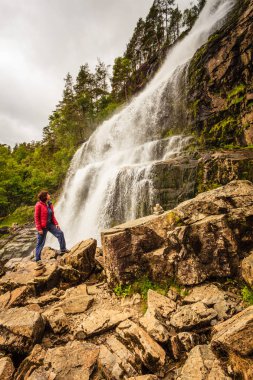 Turist kadına şelale Svandalsfossen, Norveç