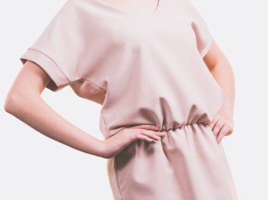 Rahat pembe tunik elbise giyen erkek