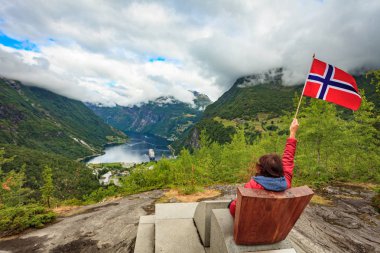 Geiranger fiyort üzerinde Turist Norveç bayrağı tutar