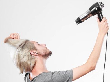 Kurutma saç saç kurutma makinesi ile genç adam