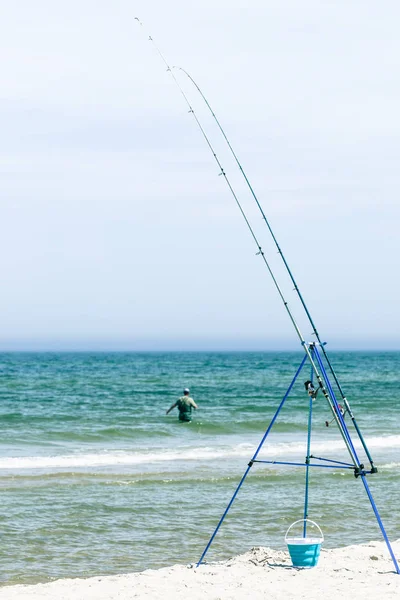 Fiskespö ensam vid havets strand — Stockfoto