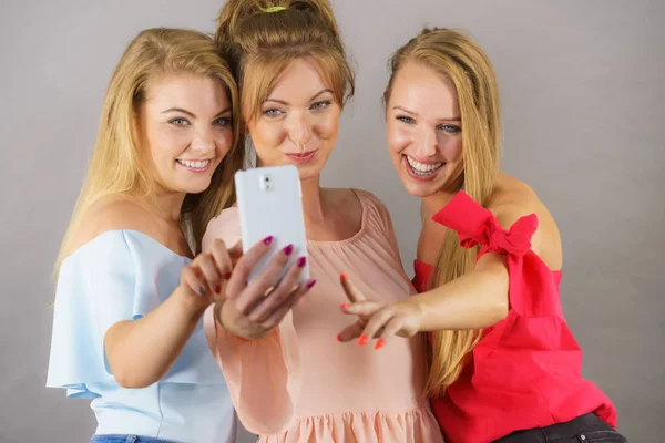Modieuze vrouwen selfie te nemen — Stockfoto