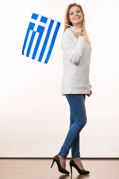 Mujer feliz sosteniendo bandera nacional griega —  Fotos de Stock