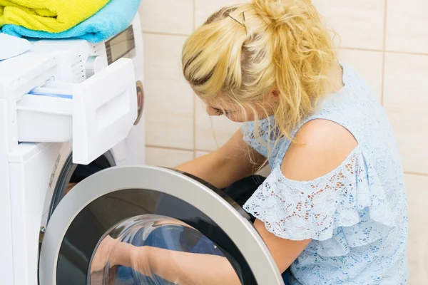 Mulher configuração máquina de lavar roupa — Fotografia de Stock