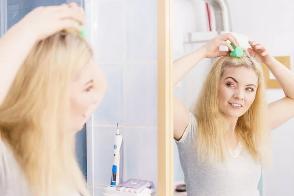 Femme blonde utilisant des rouleaux de cheveux — Photo