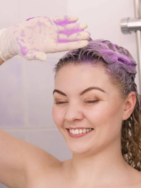 Mujer aplicando champú toner en su cabello —  Fotos de Stock