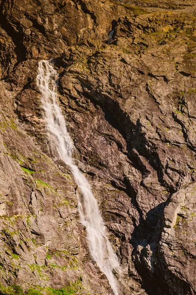 Pequeña cascada en las montañas, Noruega . — Foto de Stock