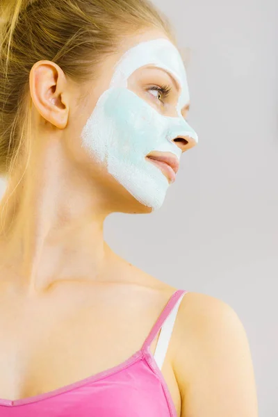 Meisje met witte groene modder masker op het gezicht — Stockfoto